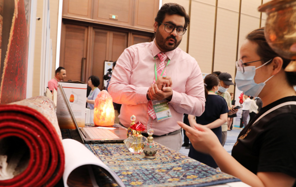 參加第四屆進(jìn)博會上海招商路演暨消費品展區(qū)展前供需對接會的一名參展企業(yè)工作人員